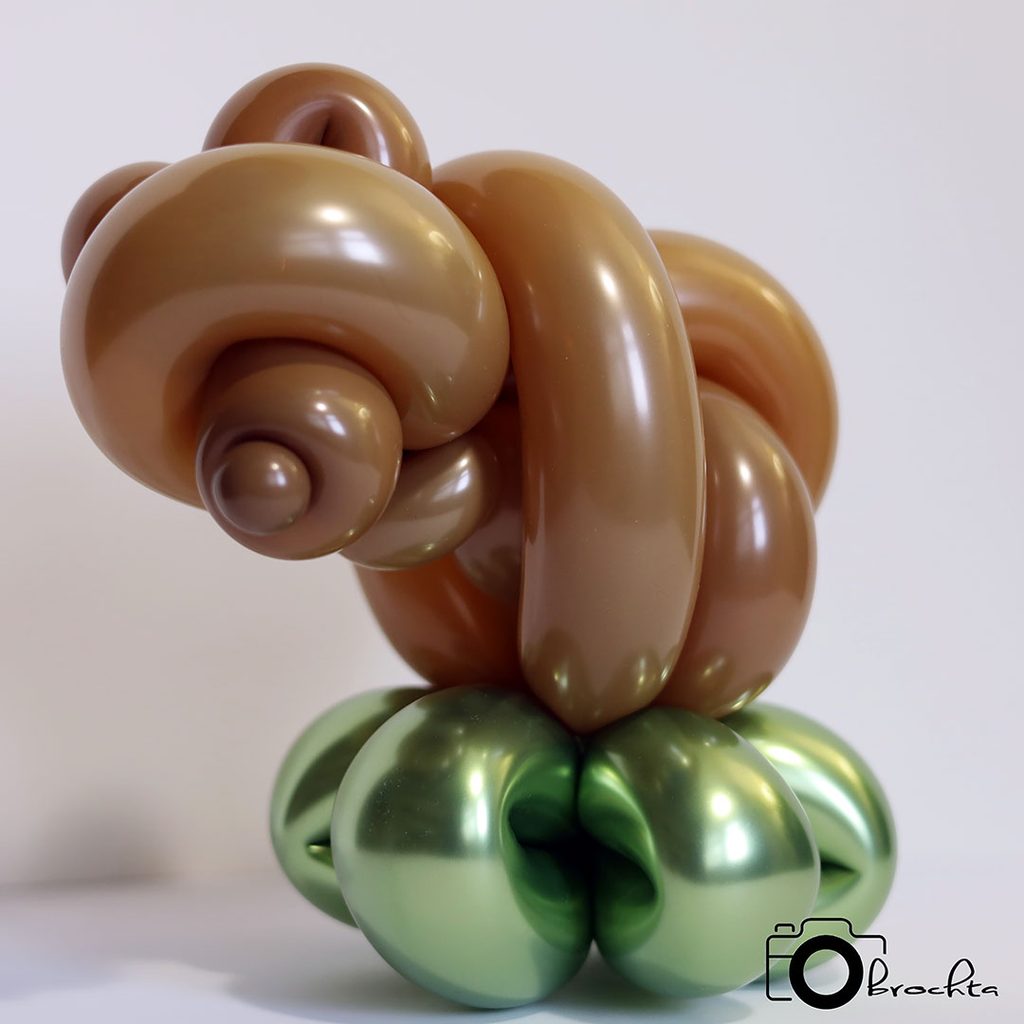 Realistic brown bear balloon sculpture created by Dale Obrochta